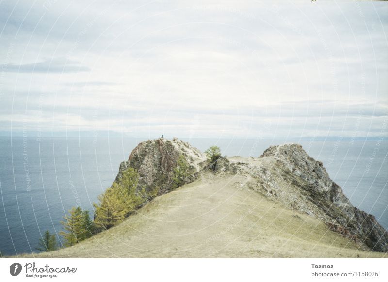 Olchon Insel Landschaft Erde Wasser Wolken Baum Wald Felsen rau Hügel Berge u. Gebirge Abenteuer Beginn Baikalsee Russland Ferne Ende See Farbfoto Außenaufnahme