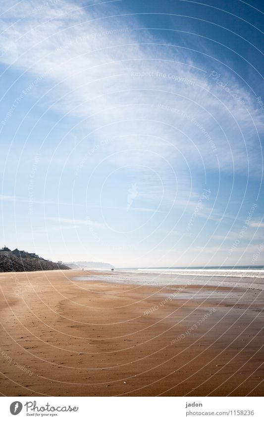 spaziergang am meer. Stil Freizeit & Hobby Ferien & Urlaub & Reisen Ausflug Ferne Freiheit Sommerurlaub Strand Meer Wellen wandern Mensch 1 2 Umwelt Natur