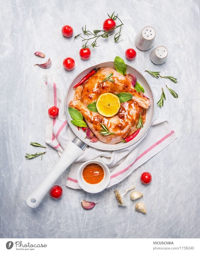 Hähnchenkeule in weißer Pfanne zubereiten. Lebensmittel Fleisch Gemüse Kräuter & Gewürze Öl Ernährung Mittagessen Abendessen Bioprodukte Diät