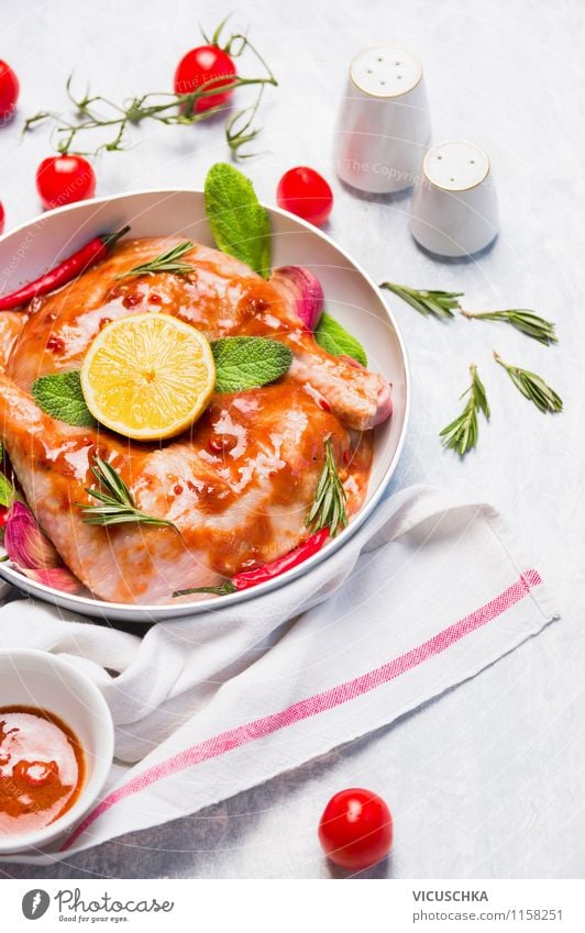 Hähnchen mit Tomaten, Zitrone und Salbei Lebensmittel Fisch Gemüse Kräuter & Gewürze Öl Ernährung Mittagessen Abendessen Festessen Bioprodukte Diät Teller