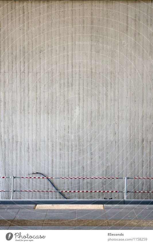 vor die wand fahren Architektur Stadt Menschenleer Bahnhof Brücke Bauwerk Mauer Wand Verkehr Verkehrswege Öffentlicher Personennahverkehr Bahnfahren