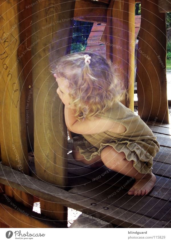 Such Mich Doch! Kind blond Mädchen Barfuß Kleid Holz Suche Spielplatz Sommer Physik Holzhaus Ereignisse Spielen Kinderspiel Zeitvertreib Kindergarten