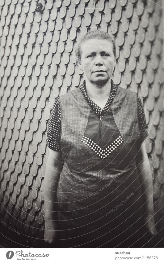 oma bertha Frau Weiblicher Senior Großmutter Wand alt Schwarzweißfoto Erinnerung Familienalbum