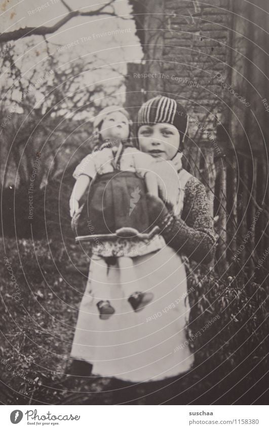 gertrud und ihre puppe Fotografie alt analog Schwarzweißfoto Vorkriegszeit Mädchen Puppe