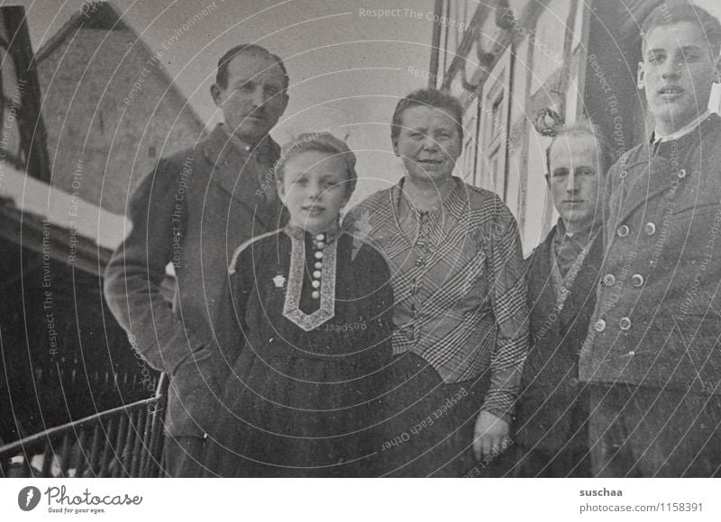 sehr altes familienfoto Fotografie Schwarzweißfoto analog familienalbum Erinnerung 2. Weltkrieg Mensch Familie & Verwandtschaft Mutter Vater Kind Großeltern