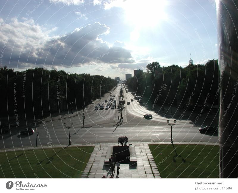 Strasse des 17. Juni Straße des 17. Juni Sonne Tiergarten Park Verkehr mehrspurig Himmel Stadtsilhouette PKW