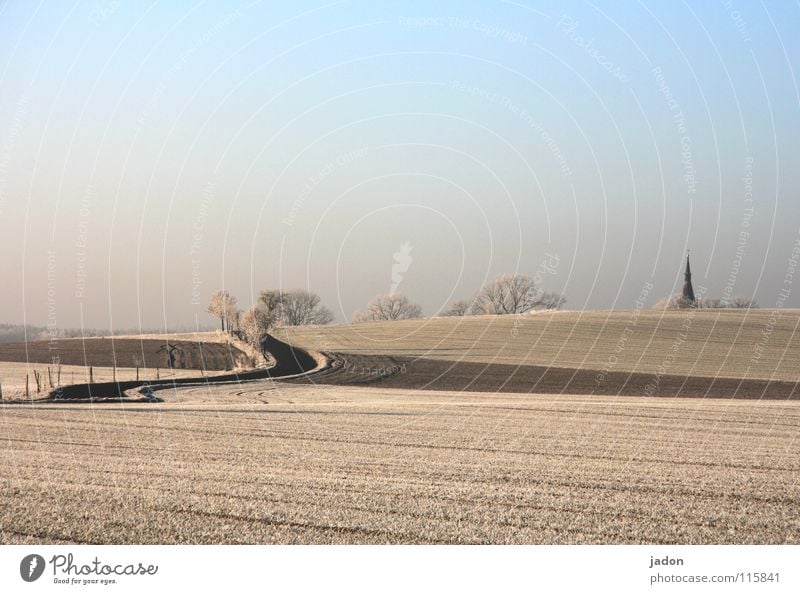 Nach Hause Kirchturm Kirchturmspitze Hügel Winter Feld kalt sehr wenige Gotteshäuser Religion & Glaube Berge u. Gebirge Frost Straße Wege & Pfade Himmel