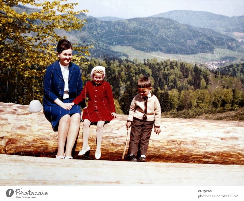 Sonntagsausflug. Baumstamm Mutter Kind Mädchen Ferien & Urlaub & Reisen Wald Schwarzwald Bekleidung Kleid Blatt Frühling Schuhe Siebziger Jahre Sechziger Jahre