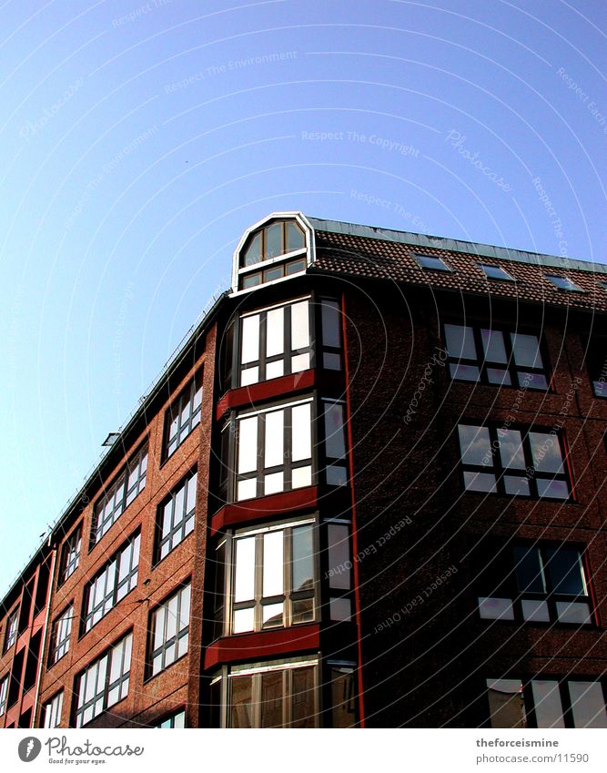 Eckhaus Eckgebäude Fenster Reflexion & Spiegelung Architektur Berlin Blauer Himmel