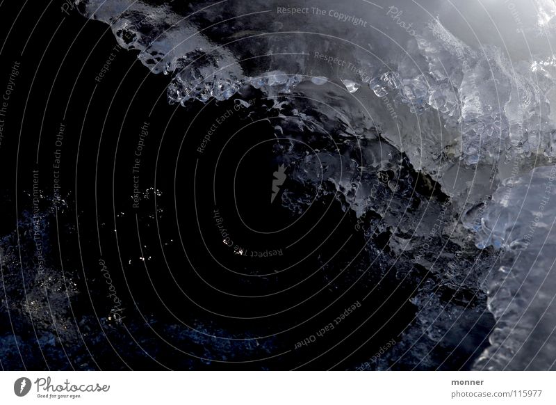 Eiskristalle Winter weiß gefroren Oberfläche kalt Eisblumen Wetter Dezember Januar Februar Schneekristall schwarz Bach fließen Fluss Kristallstrukturen Wasser