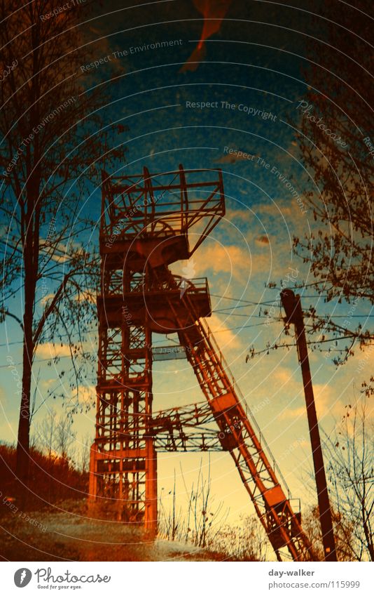 Standfest im Wasser Zeche Förderturm Reflexion & Spiegelung Blatt rot Färbung Belichtung grün Wolken Stahl streben Laterne Pfütze Industrie Himmel blau Ast