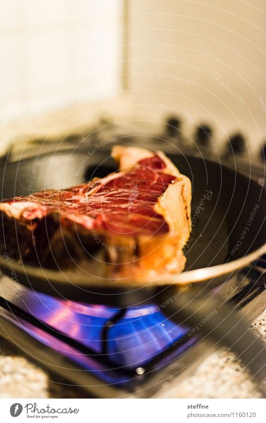 Fleischeslust Lebensmittel Ernährung Essen Abendessen Festessen Italienische Küche Pfanne Kuh Braten Steak t-bone porterhouse Herd & Backofen Gasherd Flamme