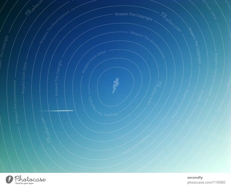 flug Flugzeug Geschwindigkeit Kondensstreifen Strukturen & Formen klein Luftverkehr Langeweile Himmel Ferne blau