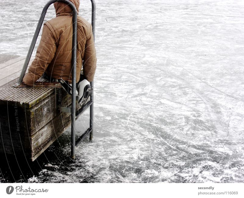 vom eis Steg Schlittschuhe Jacke See gefroren kalt Schifffahrt Winter Eis Leiter Spuren Schnee