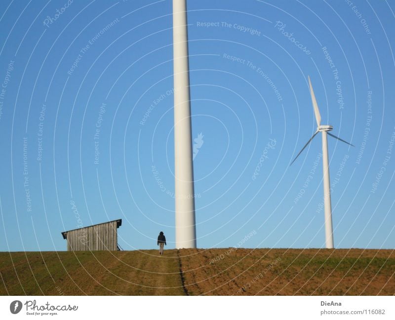 überragend Erneuerbare Energie Winter Dezember Feld kalt Koloss Lücke himmelblau klein Einsamkeit winzig Frau Spaziergang drehen ruhig Energiewirtschaft