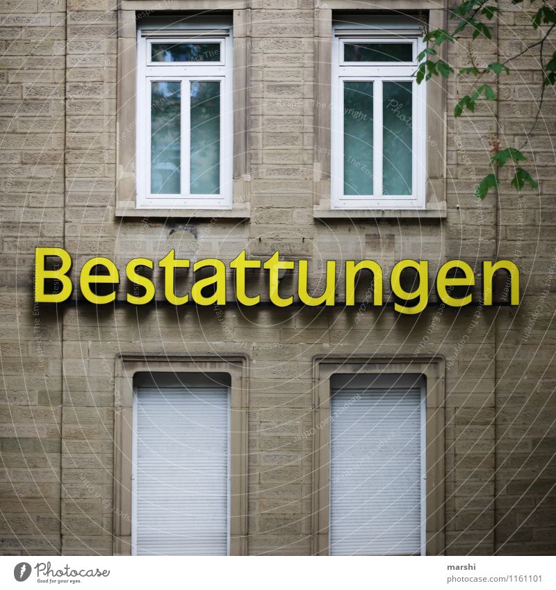 ein letztes Mal - Schlafen gehen II Haus Mauer Wand Fassade Zeichen Schriftzeichen Ziffern & Zahlen Gefühle Stimmung Beerdigung Tod Institut gelb dunkel