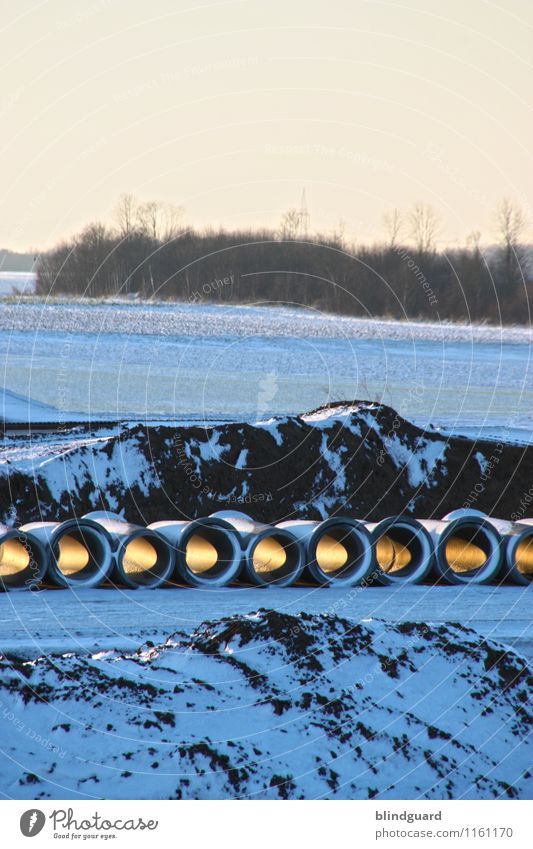 A light in the black Umwelt Natur Landschaft Erde Himmel Eis Frost Schnee Feld Wald Hügel Straße Stein Sand Beton bauen blau gelb schwarz Abwasserkanal