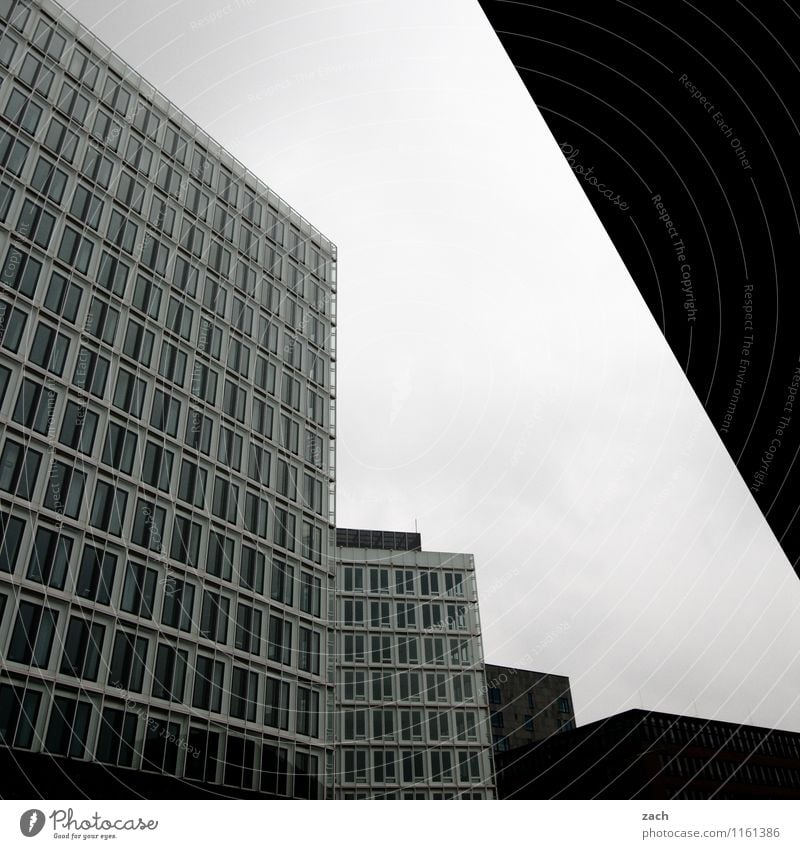 Stahl und Beton Büro Hamburg Stadt Stadtzentrum überbevölkert Menschenleer Haus Hochhaus Bankgebäude Bauwerk Architektur Bürogebäude Mauer Wand Fassade Fenster