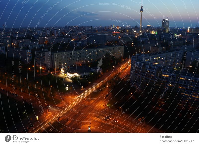 Kreuzung Himmel Stadt Hauptstadt Stadtzentrum Haus Bauwerk Gebäude Architektur Sehenswürdigkeit Wahrzeichen dunkel hoch Berlin Berliner Fernsehturm Hochhaus