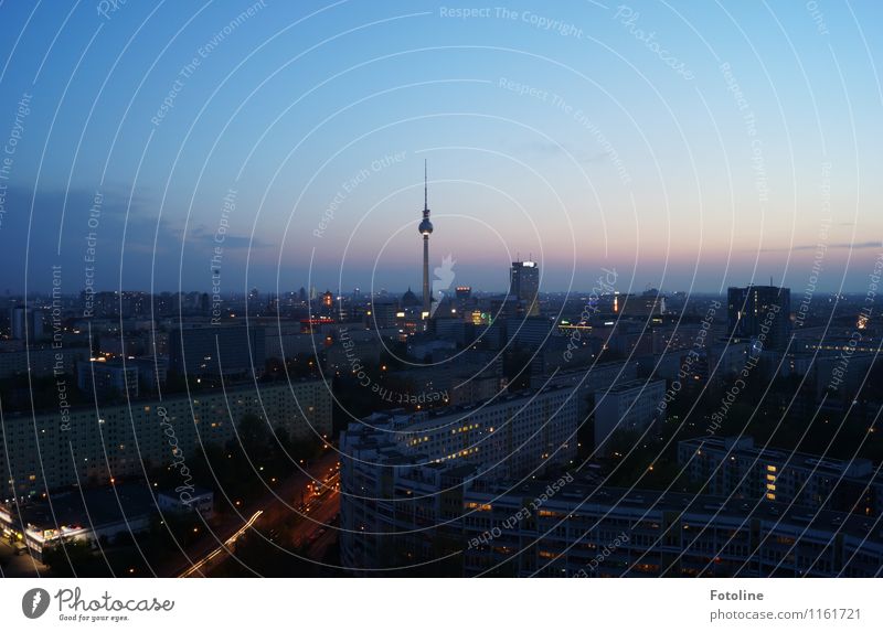 Berlins Mitte Himmel Wolken Stadt Hauptstadt Haus Turm Bauwerk Gebäude Architektur Sehenswürdigkeit Wahrzeichen dunkel Ferne hoch oben Berliner Fernsehturm