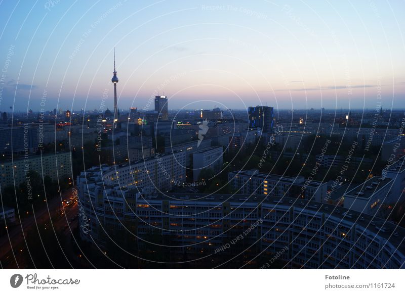 Blaue Stunde Himmel Wolkenloser Himmel Nachthimmel Stadt Hauptstadt Haus Hochhaus Bauwerk Gebäude Architektur Sehenswürdigkeit Wahrzeichen dunkel Ferne groß