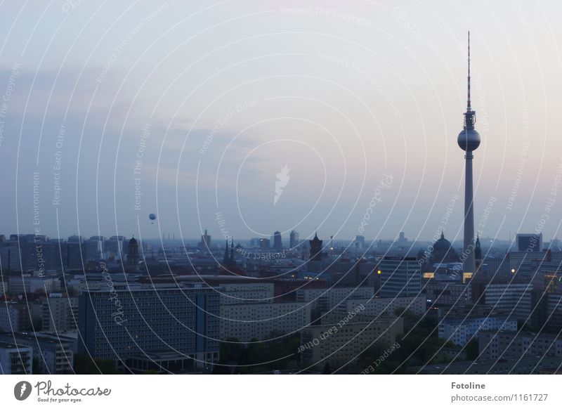 Berlin, Berlin Berliner Fernsehturm Stadt Hauptstadt Haus Gebäude Sehenswürdigkeit Wahrzeichen groß hoch Farbfoto Gedeckte Farben Außenaufnahme Menschenleer