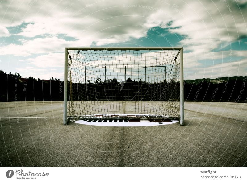 torwartproblem Torwart Spielen Platz leer Wolken schlechtes Wetter Ballsport Elfmeter Freude goalgetter torhüter Fußball Handball Sport ruhig