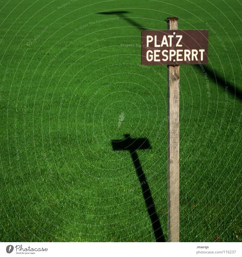 Restrictive Gras Wiese saftig grün Frühling Sommer Schatten Verbote Platz gesperrt Sportplatz Fußballplatz Hinweisschild Rasen Schilder & Markierungen knausern