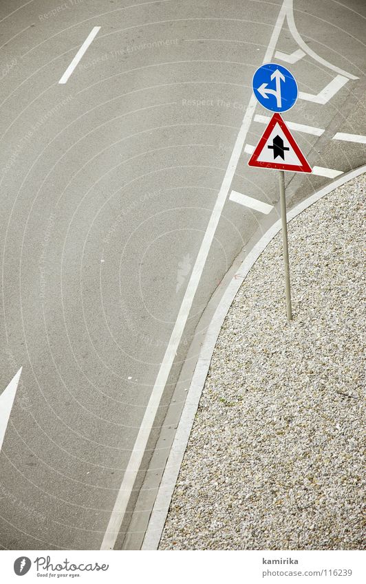 straight ahead Verkehr Schilder & Markierungen Schilderwald Vorfahrt Teer Asphalt Regel Regelung Verkehrswege Straße street Mischung junction cross Rücken