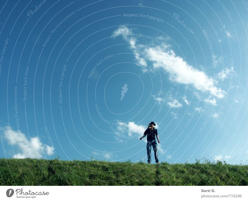 the fool on the hill ² Mann langhaarig blond Sommer himmlisch springen Wolken schlechtes Wetter Wiese Hügel grasgrün frisch Grenze Hemd schwarz Jahreszeiten