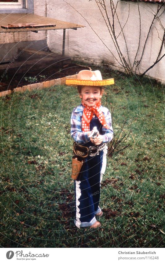 Young Gun Cowboy Cowboyhut Karneval Ahoi Oberlippenbart Fröhlichkeit Kind Gras grün Waffe Bildart & Bildgenre Western Pistole Kleinkind Held Helau Alaaf lachen