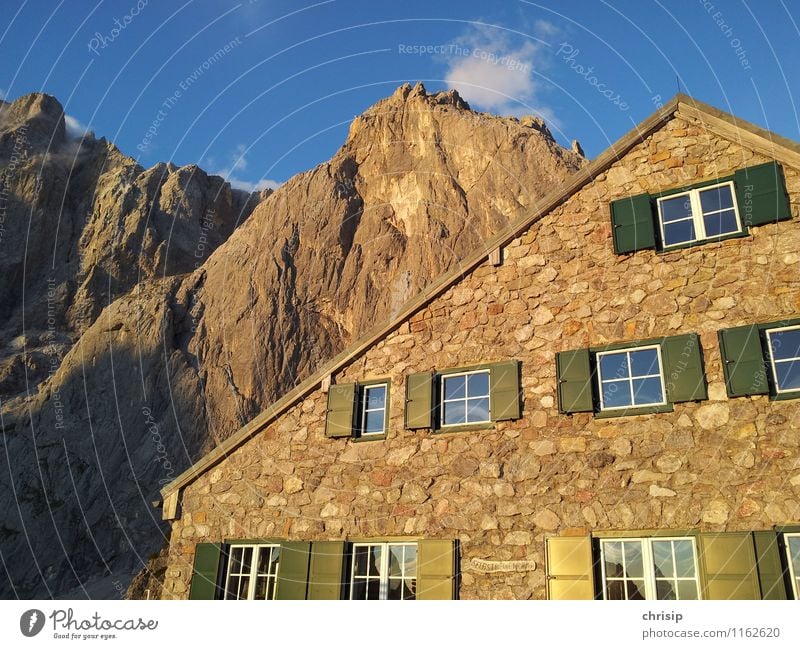 grüne Balken Umwelt Natur Landschaft Himmel Wolken Sonnenlicht schlechtes Wetter Felsen Berge u. Gebirge Gipfel Haus Hütte Bauwerk Mauer Wand Fassade Fenster