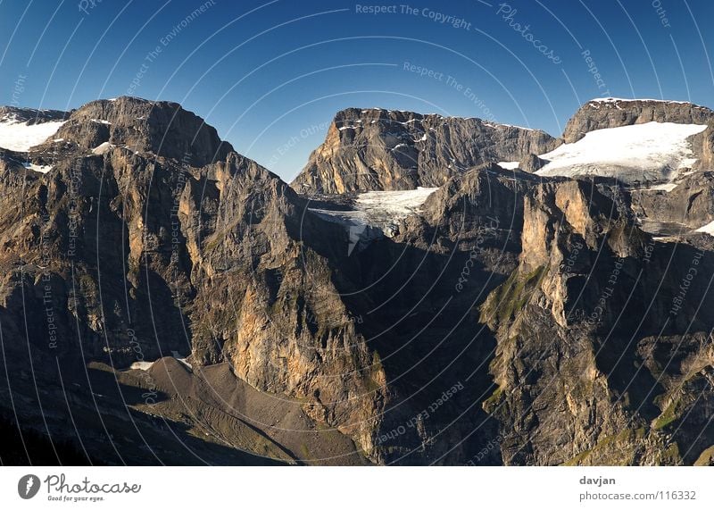 Massiv I grau weiß Berghang Schweiz Berge u. Gebirge Schnee Eis Sommer. massiv Eis bedeckt