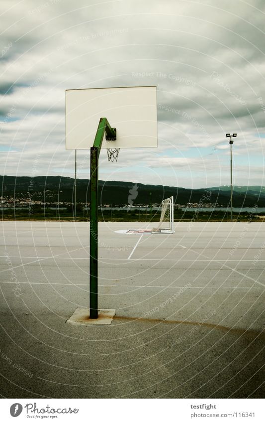 spielplatz Spielen Feld Ballsport Sommer Haus Bewegung Einsamkeit leer ausgestorben unbenutzt Torschuss Torwart Wolken schlechtes Wetter Elfmeter Freude Sport