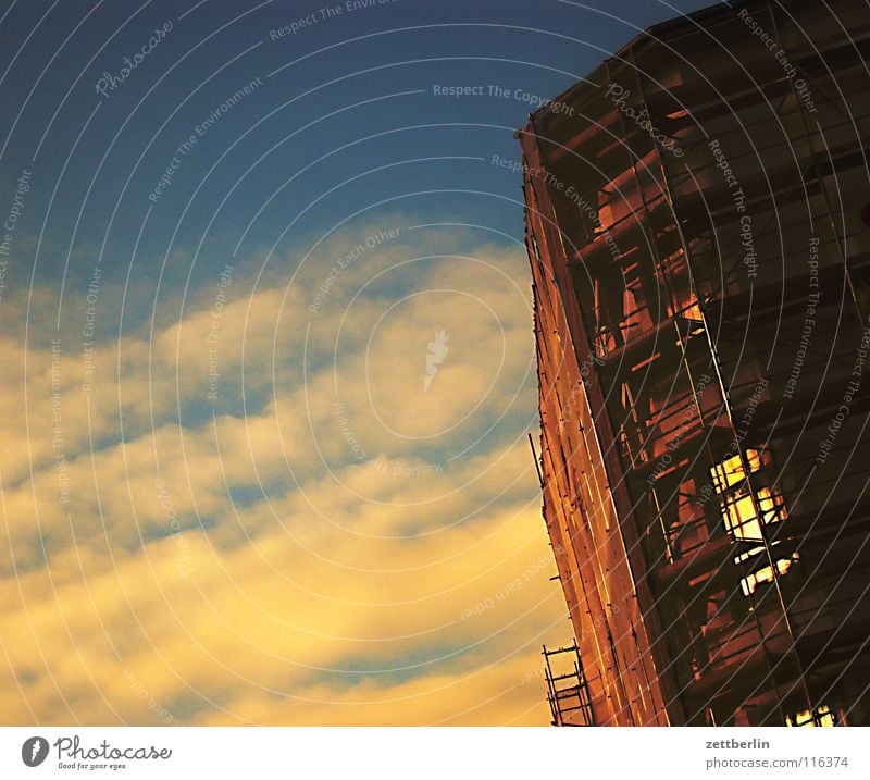 Das neue Jahr Licht Hoffnung Wolken Sonnenuntergang Sonnenaufgang Haus Stadthaus Fassade Baugerüst Baustelle Aufschwung Haushaltsdefizit