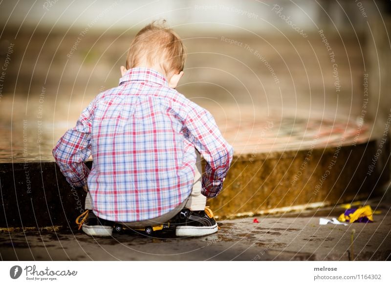 I'm still busy Spielen Junge Familie & Verwandtschaft Kindheit Körper Kopf Rücken Arme Beine Fuß 1 Mensch 1-3 Jahre Kleinkind Wasser Frühling Hemd Jeanshose