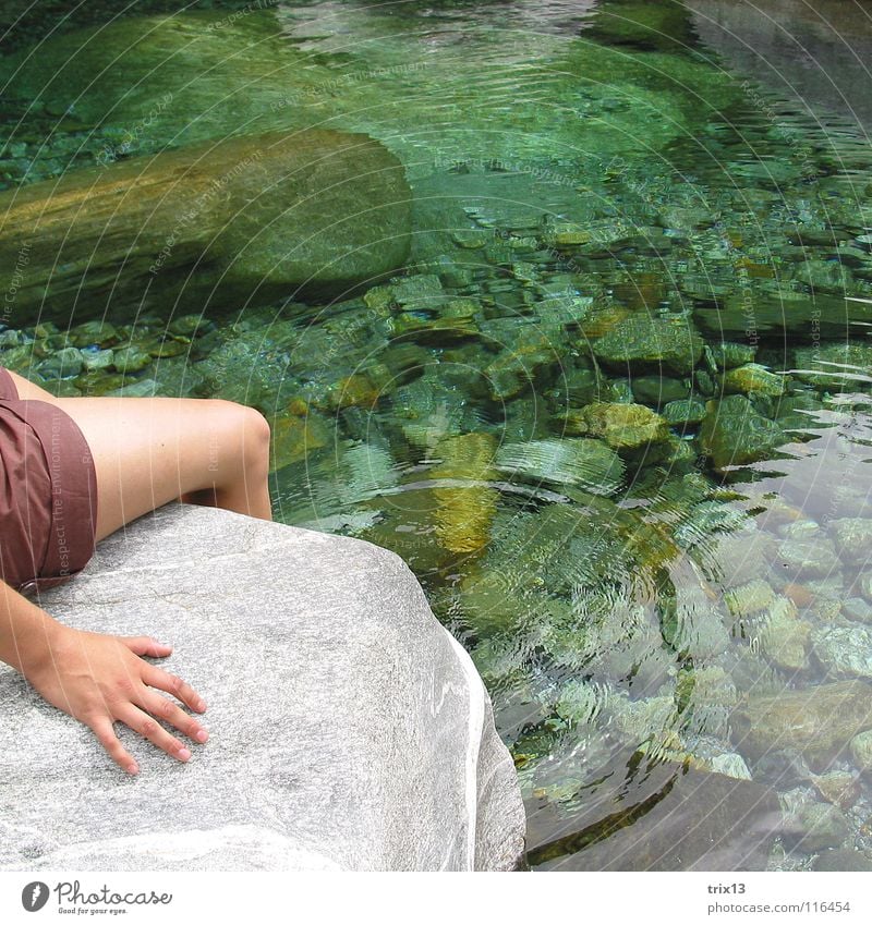 wasserring Wasser Kreis Stein durchsichtig Hand Beine Hose Quadrat Fluss Schwimmen & Baden Sonnenbad gemütlich Erholung kalt Knie ruhig Einsamkeit Bach Fußbad