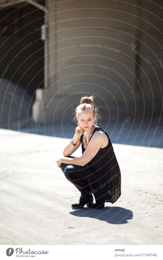 black feminin Junge Frau Jugendliche 1 Mensch 18-30 Jahre Erwachsene Mode trendy schön einzigartig Hockstellung Farbfoto Gedeckte Farben Außenaufnahme Tag