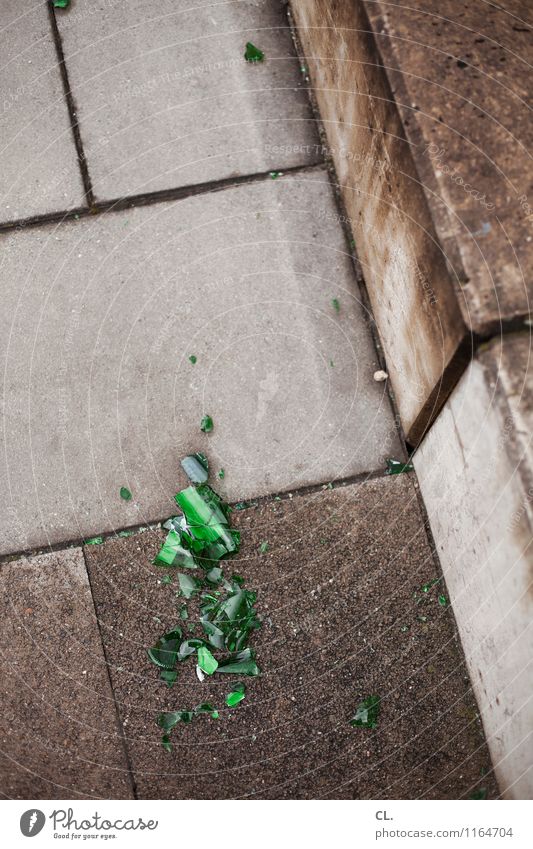 bier trinken Alkohol Bier Treppe Scherbe Boden Bierflasche Stein Glas kaputt grau grün Alkoholsucht Wut Frustration Aggression Gewalt Zerstörung Farbfoto