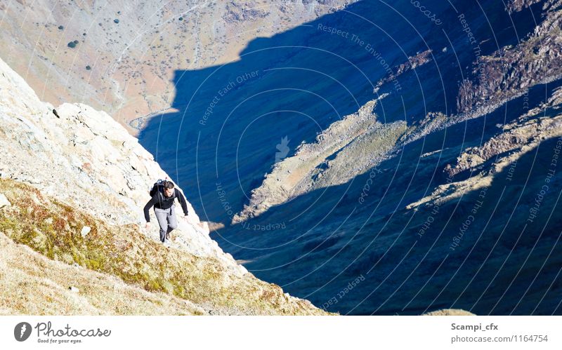 Aufstieg maskulin Junger Mann Jugendliche 1 Mensch 18-30 Jahre Erwachsene Umwelt Natur Landschaft Schönes Wetter Felsen Berge u. Gebirge Sport wandern natürlich