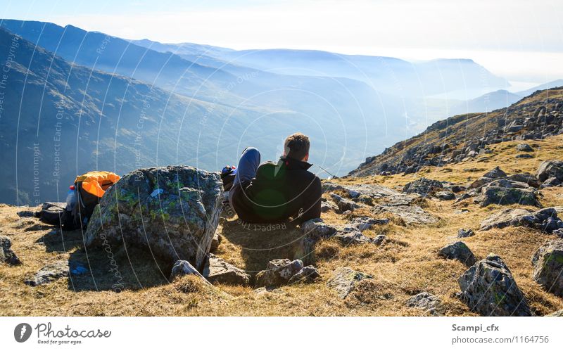 Einfach mal chillen... Klettern Bergsteigen maskulin Junger Mann Jugendliche Erwachsene 1 Mensch Natur Landschaft Schönes Wetter Gras Moos Hügel Felsen