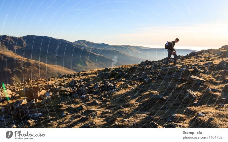 Durchhalten! Ferien & Urlaub & Reisen Tourismus Ausflug Abenteuer Ferne Expedition Berge u. Gebirge wandern Klettern Bergsteigen maskulin Junger Mann