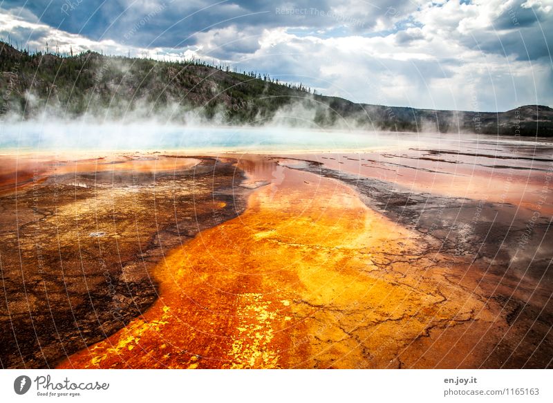 Drama Ferien & Urlaub & Reisen Tourismus Abenteuer Sommerurlaub Natur Landschaft Gewitterwolken Wald Hügel Heisse Quellen Grand Prismatic Spring