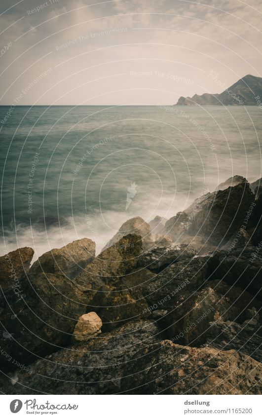 gemischte gefühle. Umwelt Natur Landschaft Urelemente Erde Wasser Himmel Wolken Felsen Wellen Küste Meer dünn eckig kalt maritim nass stark trist braun grau