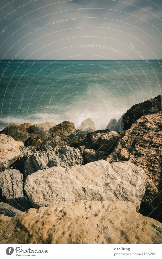 Felsenküste am Meer Urelemente Romantik Reflexion & Spiegelung Lichterscheinung Sonnenstrahlen Farbfoto Wellengang grün blau Himmel Stein Spanien denia Umwelt