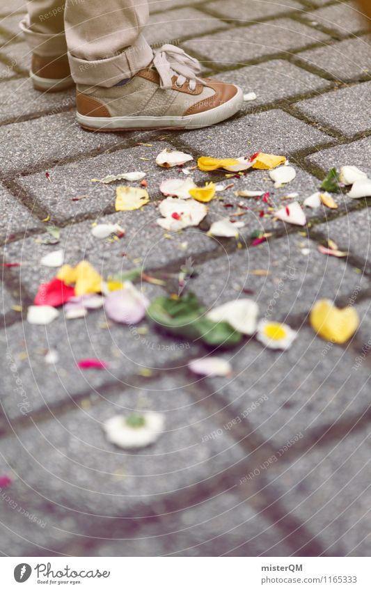 Streuwahn I Kunst ästhetisch Hochzeit Hochzeitszeremonie Hochzeitsgesellschaft Blume Zeremonie Rosenblätter Schuhe Boden Farbfoto Gedeckte Farben Außenaufnahme