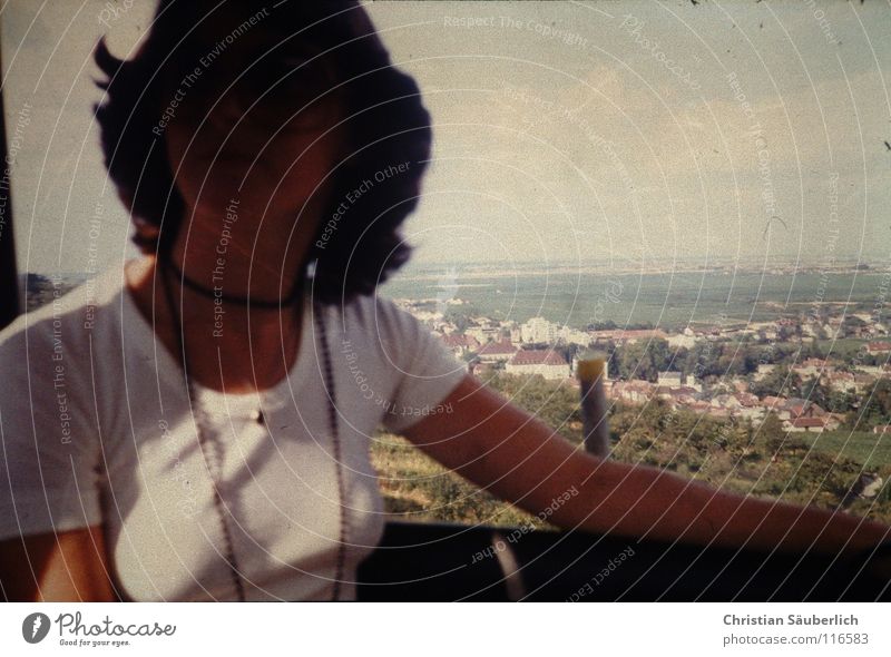 She's got the style Frau Seilbahn Siebziger Jahre T-Shirt Top weiß schwarz Haare & Frisuren Stadt Deutschland Riesenrad Kette über den Wolken. Aussicht