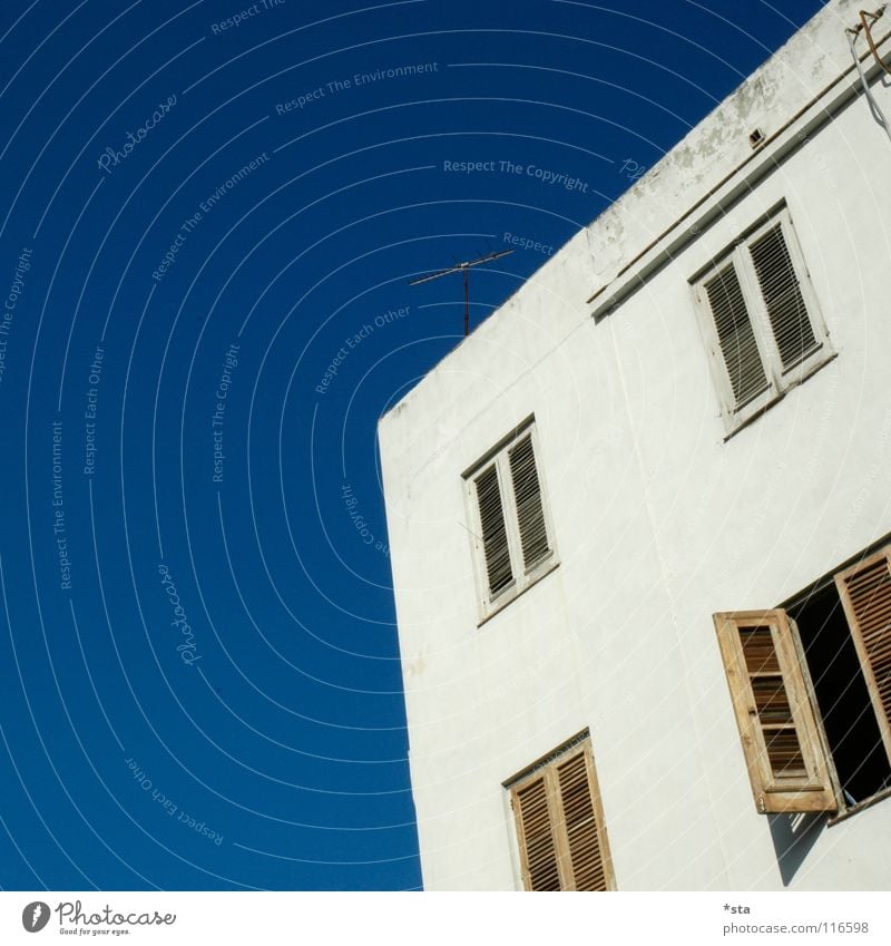 Fenster zur Welt Havanna Kuba Haus Fensterladen weiß Antenne geschlossen offen verfallen Handwerk blau Miramar alt Himmel verrückt schäbig Architektur