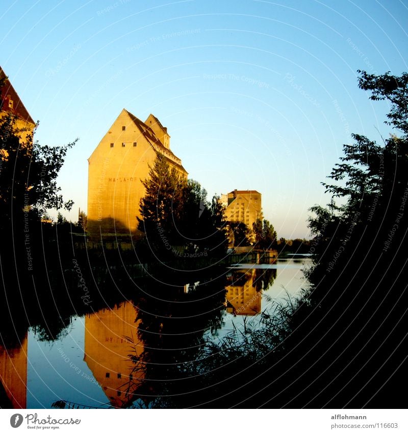 Leipziger Hafen Dach Gebäude Haus grün See Sonnenuntergang Reflexion & Spiegelung historisch Abwasserkanal Wasser Küste blau Himmel Lager Böschung