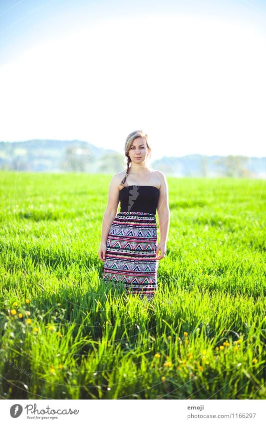 bunt feminin Junge Frau Jugendliche 1 Mensch 18-30 Jahre Erwachsene Umwelt Natur Sommer Wiese Kleid schön natürlich Farbfoto mehrfarbig Außenaufnahme Tag